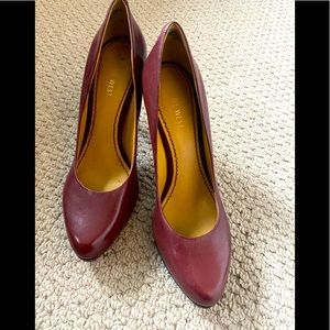 Sexy pair of Nine West leather 3.5in heels.